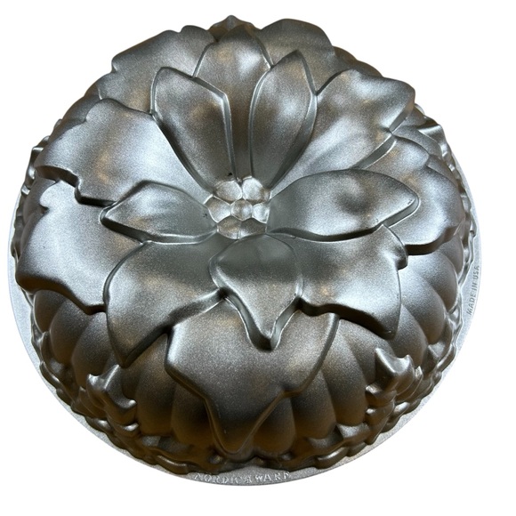 Nordic Ware Poinsettia Baking Pan Nonstick Made in USA Christmas Bundt Pan - Picture 1 of 8